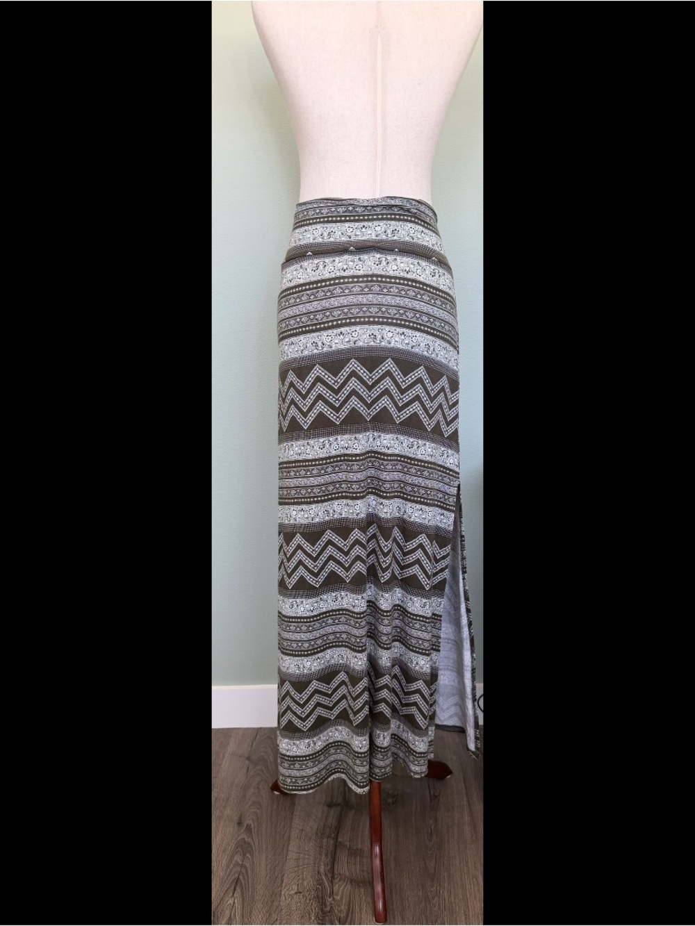 Charlotte Russe Olive Paisley Chevron Maxi Skirt - Picture 5 of 5